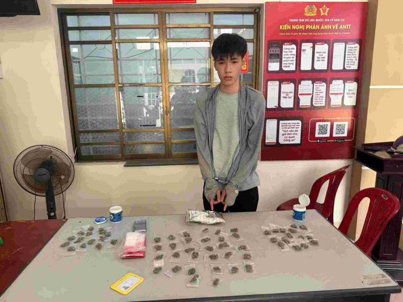 Huy và tang vật bị công an phát hiện. Ảnh: Lao động