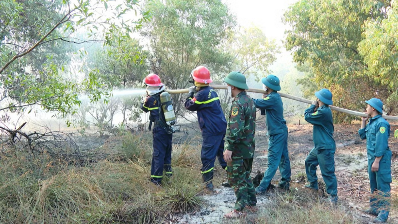 Lực lượng chức năng vất vả khống chế ngọn lửa. (Ảnh: Tiền phong)