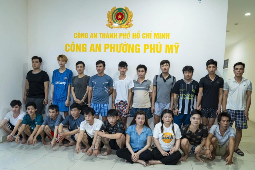 Các đối tượng bị khởi tố, bắt giữ trong đường dây mua bán, sử dụng ma túy ở phía Đông TPHCM. Ảnh: Lao Động