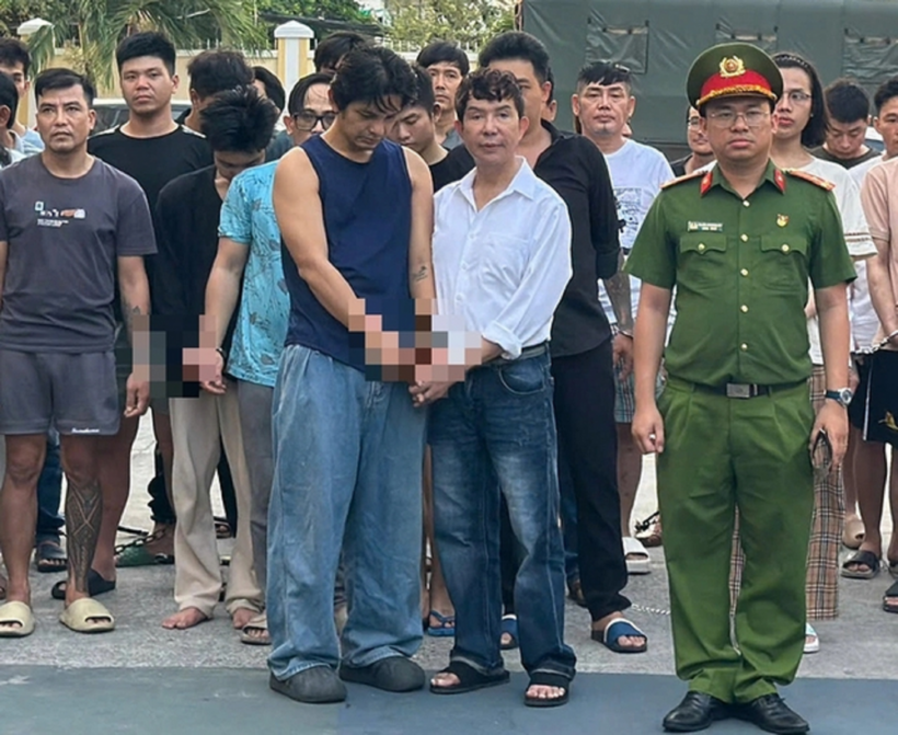 Ca sĩ Long Nhật (áo trắng) và ca sĩ Sơn Ngọc Minh cùng 69 người khác bị bắt vì liên quan ma túy.