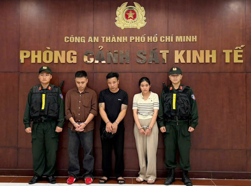 Đặng Tuấn Vũ (áo nâu), Mai Quý Dương và Lê Ngọc Anh bị khởi tố. Ảnh: Công an TP HCM