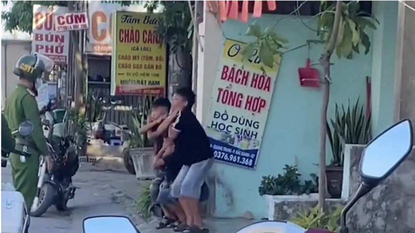 Nhóm học sinh đi xe điện không đội mũ bảo hiểm thụt dầu trên phố. Ảnh: Dân trí