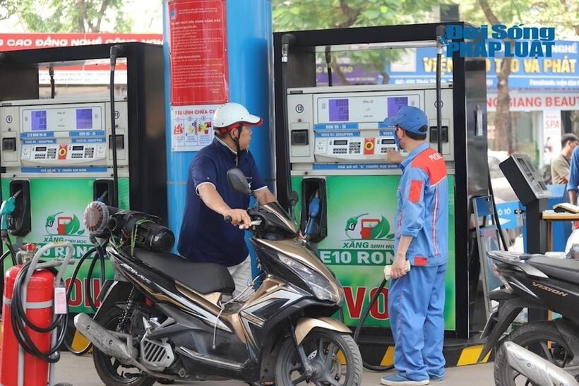 Người dân hứng khởi sử dụng xăng sinh học tại Cửa hàng xăng dầu PVOIL Thái Thịnh (Hà Nội)