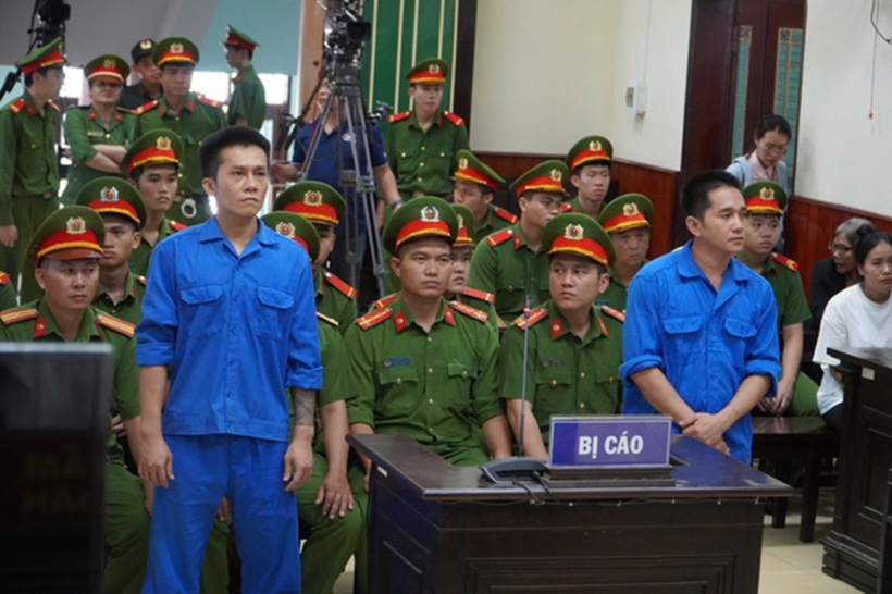 Hai bị cáo tham gia vụ cướp ngân hàng bị đưa ra xét xử. Ảnh: Thanh Niên