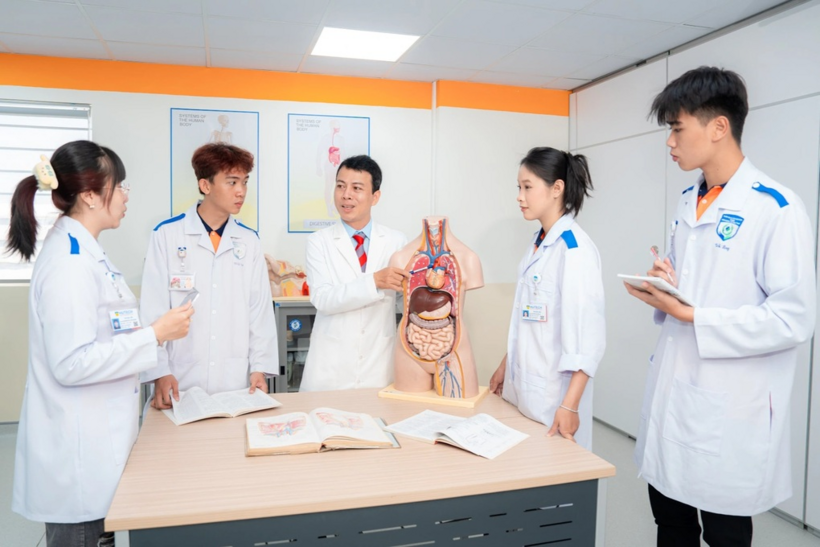 Giờ học thực hành của sinh viên khối ngành Khoa học sức khỏe, Trường Đại học Công nghệ TPHCM. (Ảnh: Văn Văn).