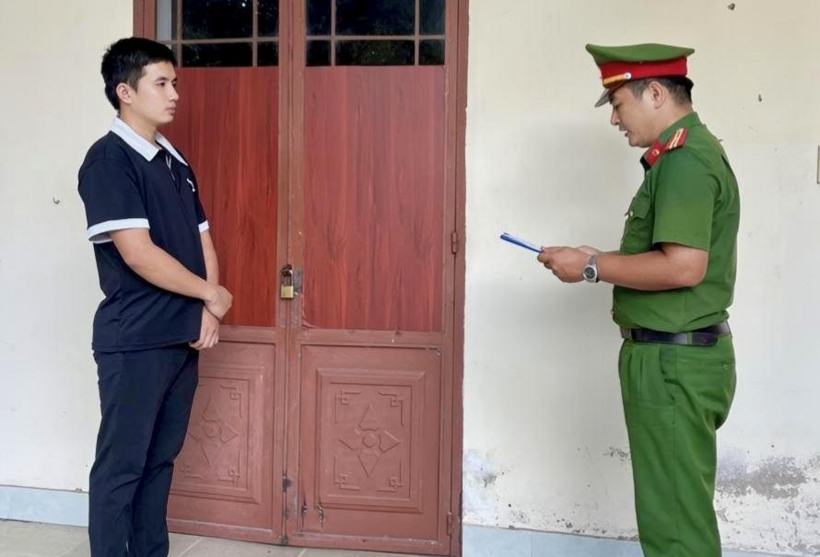Đối tượng Trịnh Xuân Lĩnh (áo đen)