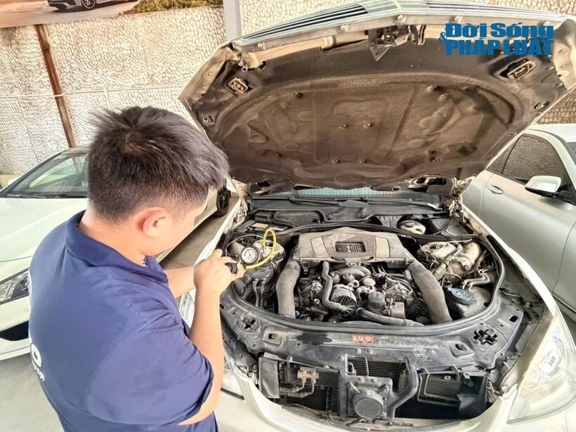 Nhiều ô tô được đưa tới gara kiểm tra, bảo dưỡng do ảnh hưởng của nắng nóng kéo dài.