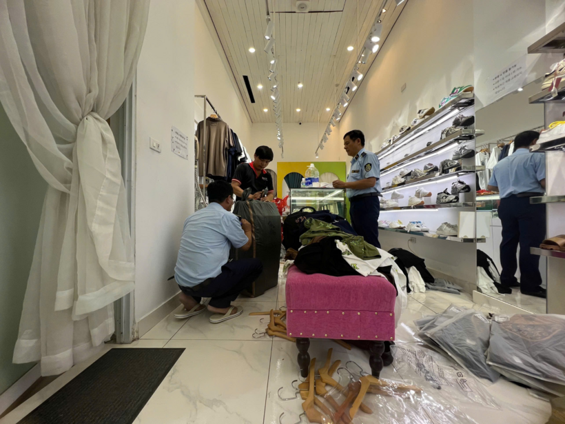 Hà Nội: Phát hiện gần 1.400 sản phẩm thời trang nghi giả mạo nhiều thương hiệu nổi tiếng tại phường Từ Liêm - 2
