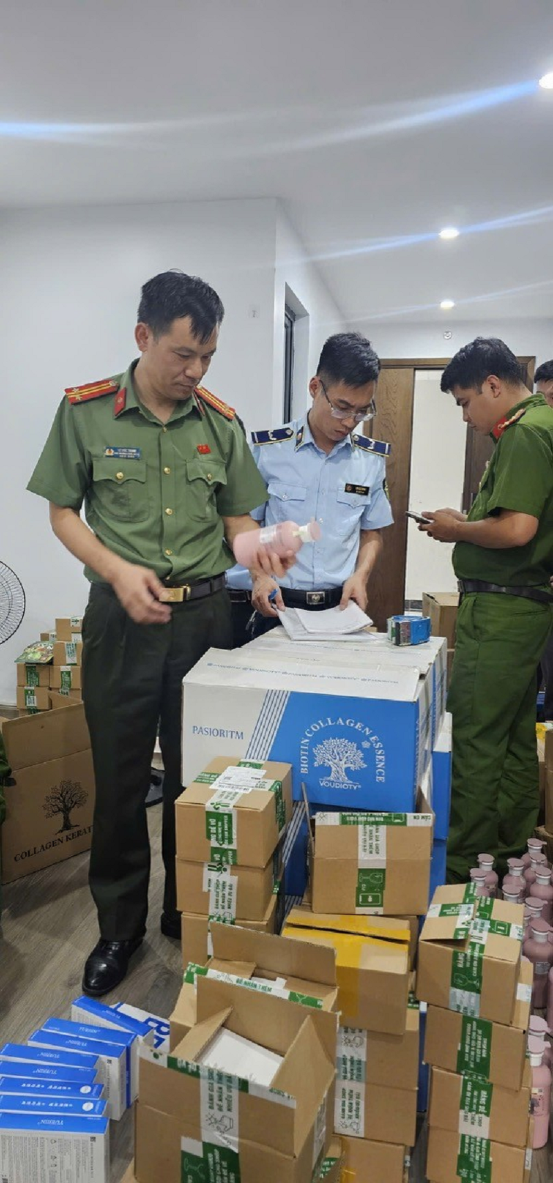 Lực lượng Quản lý thị trường phối hợp Công an xã Quang Minh kiểm tra số mỹ phẩm có dấu hiệu giả mạo tại hộ kinh doanh của bà Đào Thị Hồng Ngân. Ảnh: QLTT