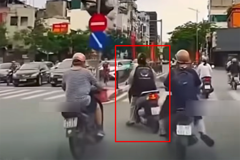 Cô gái điều khiển xe máy tạt đầu loạt phương tiện khác. Ảnh chụp màn hình