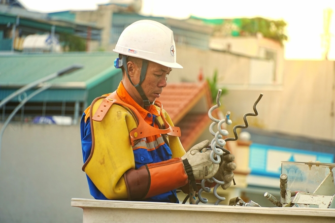 Công nhân điện lực làm việc ngoài hiện trường khi miền Bắc vào cao điểm nắng nóng, cuối tháng 5/2026. Ảnh: EVNNPC