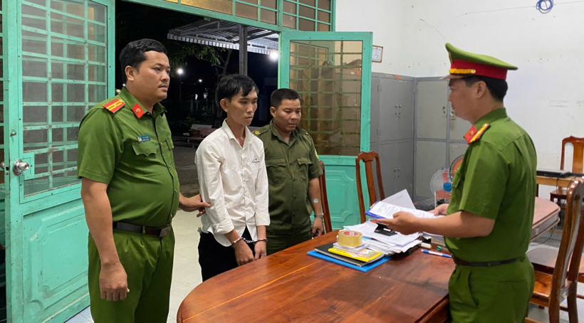Bị can Nguyễn Văn Hậu (áo trắng). Ảnh: Công an tỉnh An Giang