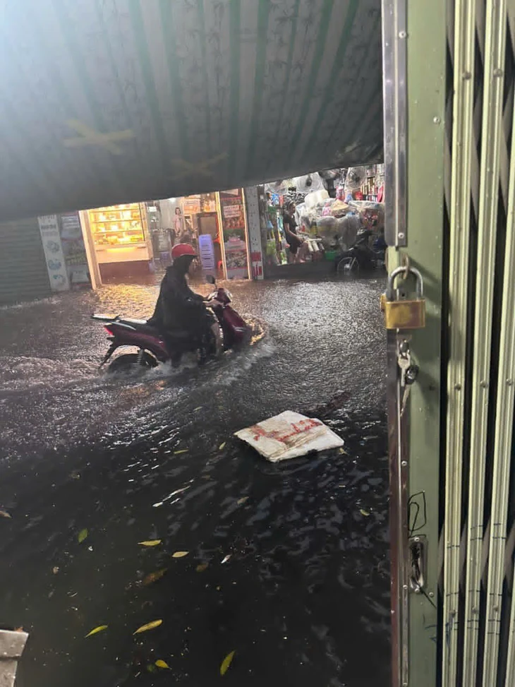 Mênh mông biển nước trong một con ngõ ở Hà Nội