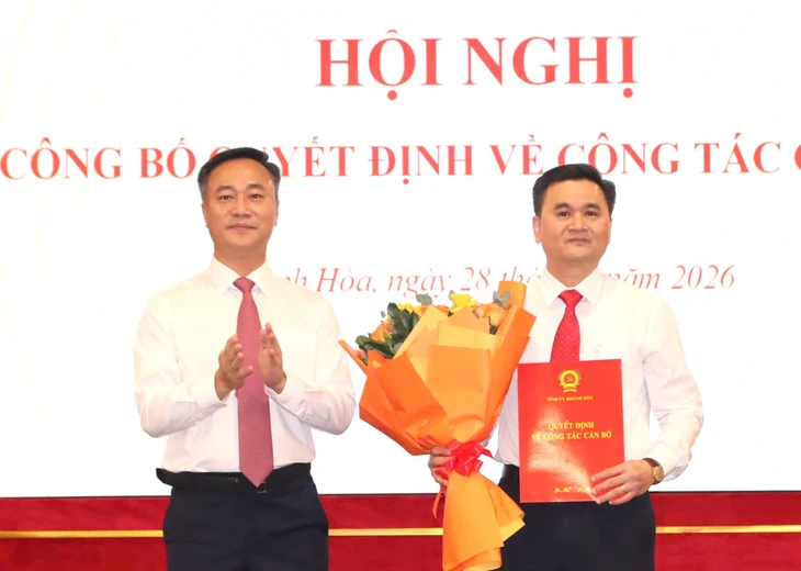 Chủ tịch UBND tỉnh Khánh Hòa Nguyễn Việt Hùng trao quyết định cho tân Giám đốc Sở Giáo dục và Đào tạo tỉnh này - Ảnh: QUANG PHÙNG