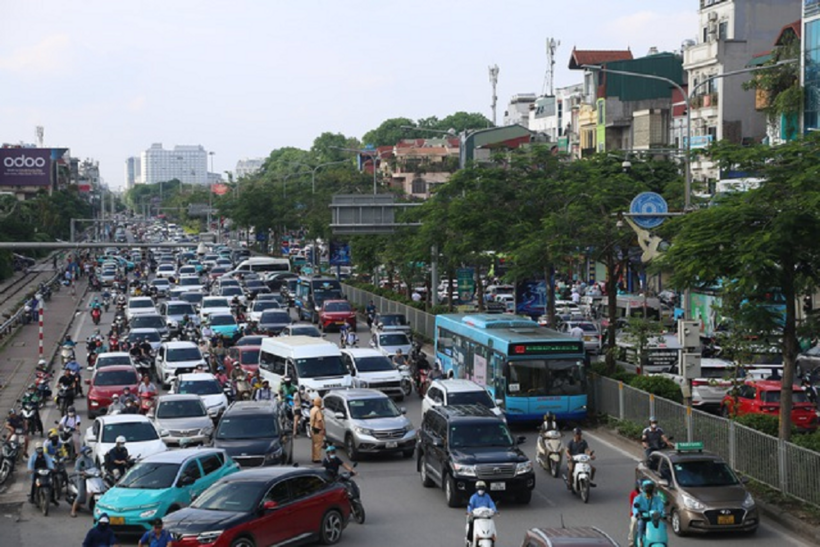 Phương tiện cá nhân lưu thông trên đường Giải Phóng. ẢNH: NGUYỄN TRƯỜNG