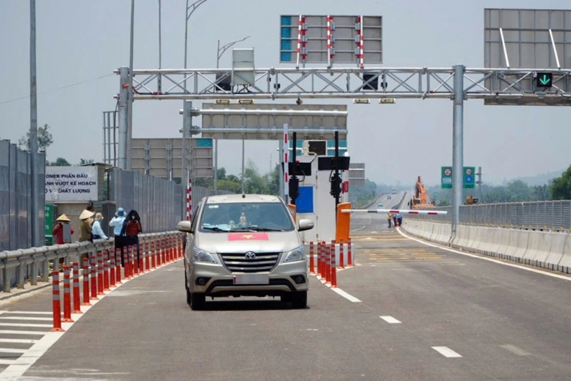Ô tô lưu thông trên cao tốc Quảng Ngãi - Hoài Nhơn (Ảnh: Quốc Triều).