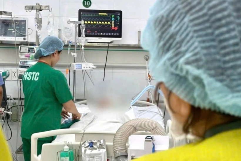 Người mẹ lặng nhìn con gái, trước khi quyết định thực hiện di nguyện hiến tạng của con. Ảnh: Dân trí