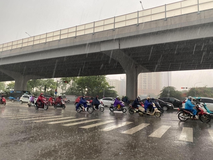 Mưa dông trên đường Phạm Văn Đồng chiều 28/5 - Ảnh: NGUYỄN HIỀN