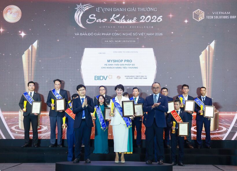 Đại diện Ban Sản phẩm bán lẻ BIDV nhận giải thưởng Sao Khuê 2026 với sản phẩm MyShop Pro