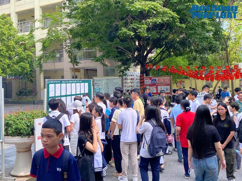 Nhiều thí sinh cùng phụ huynh có mặt từ sớm để làm thủ tục, nghe quy chế thi trước khi chính thức bước vào giờ "G"