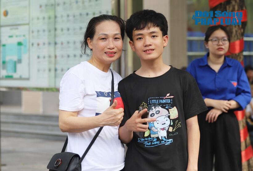 Hai mẹ con chị Nguyễn Thị Hương vượt quãng đường xa từ Hoài Đức lên Cầu Giấy làm thủ tục thi cho con