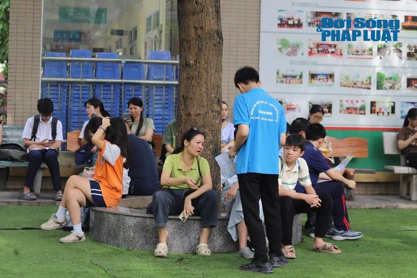 Phụ huynh động viên con trước khi bước vào thời gian làm thủ tục thi