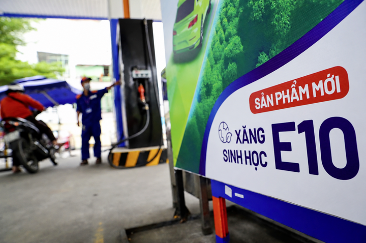 Giá xăng E10 đang thấp hơn xăng khoáng RON95 khoảng 500 đồng/lít. (Ảnh minh họa: Báo Chính phủ)