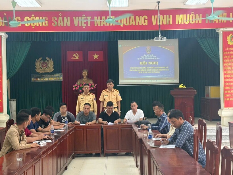 Hoi nghi doi csgt so 10.jpgĐội CSGT đường bộ số 10 (Công an TP Hà Nội) tổ chức hội nghị tuyên truyền, ký cam kết với các doanh nghiệp và lái xe vận tải hàng hóa trên địa bàn.