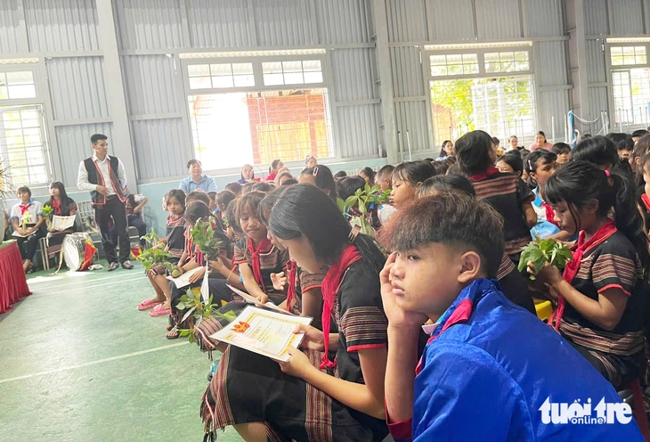 Học sinh vui vẻ nhận phần thưởng là sâm giống. Ảnh: Tuổi trẻ Online
