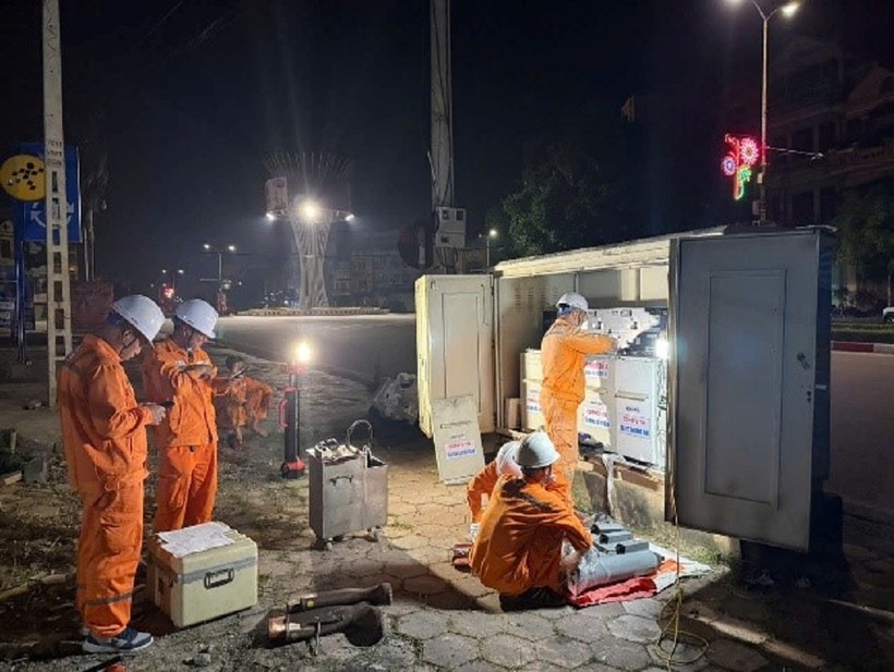 Những người thợ điện Thái Nguyên xuyên đêm xử lý sự cố, đảm bảo dòng điện thông suốt giữa cao điểm nắng nóng.