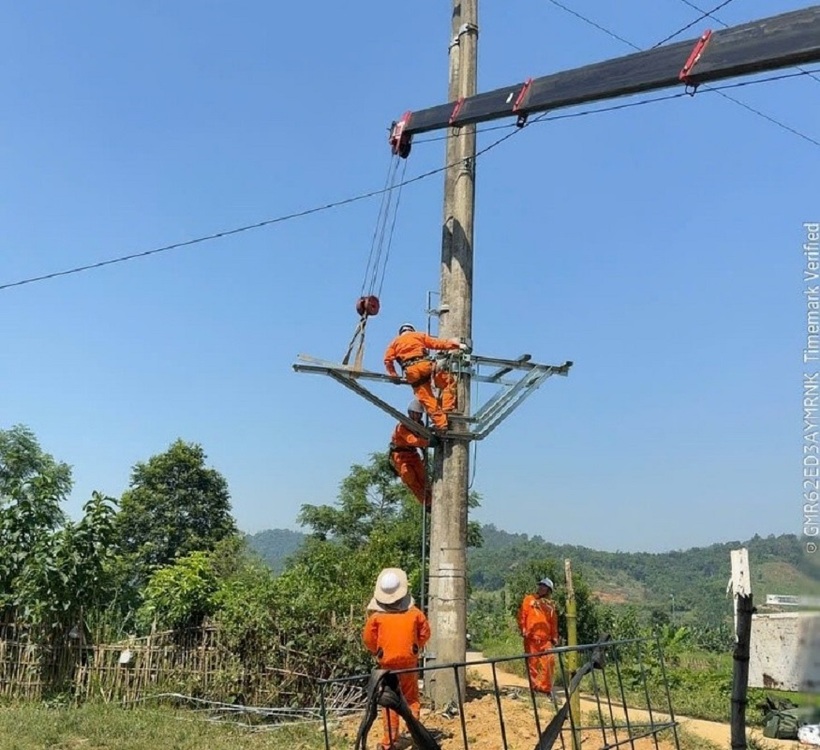Dưới cái nóng oi bức và áp lực phụ tải tăng cao, CBCNV Công ty Điện lực Thái Nguyên vẫn nỗ lực đảm bảo cấp điện an toàn, ổn định phục vụ Nhân dân.