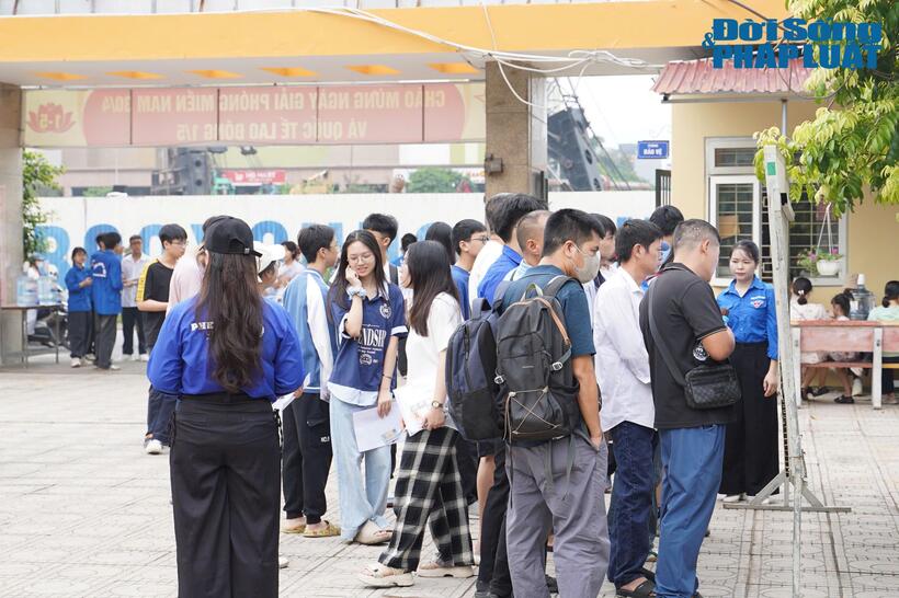 Giữa thời tiết nắng nóng, các thí sinh vẫn giữ tâm lý bình tĩnh trước ngày thi chính thức