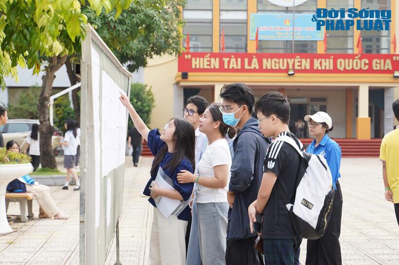Thí sinh tranh thủ xem lại thông tin trước khi hoàn tất thủ tục dự thi lớp 10 tại Hà Nội