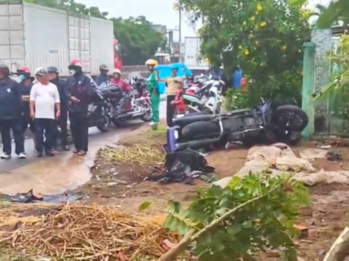 Sau sự cố, xe văng ra nằm trước nhà dân, bên quốc lộ 1. Ảnh: Lương Nam