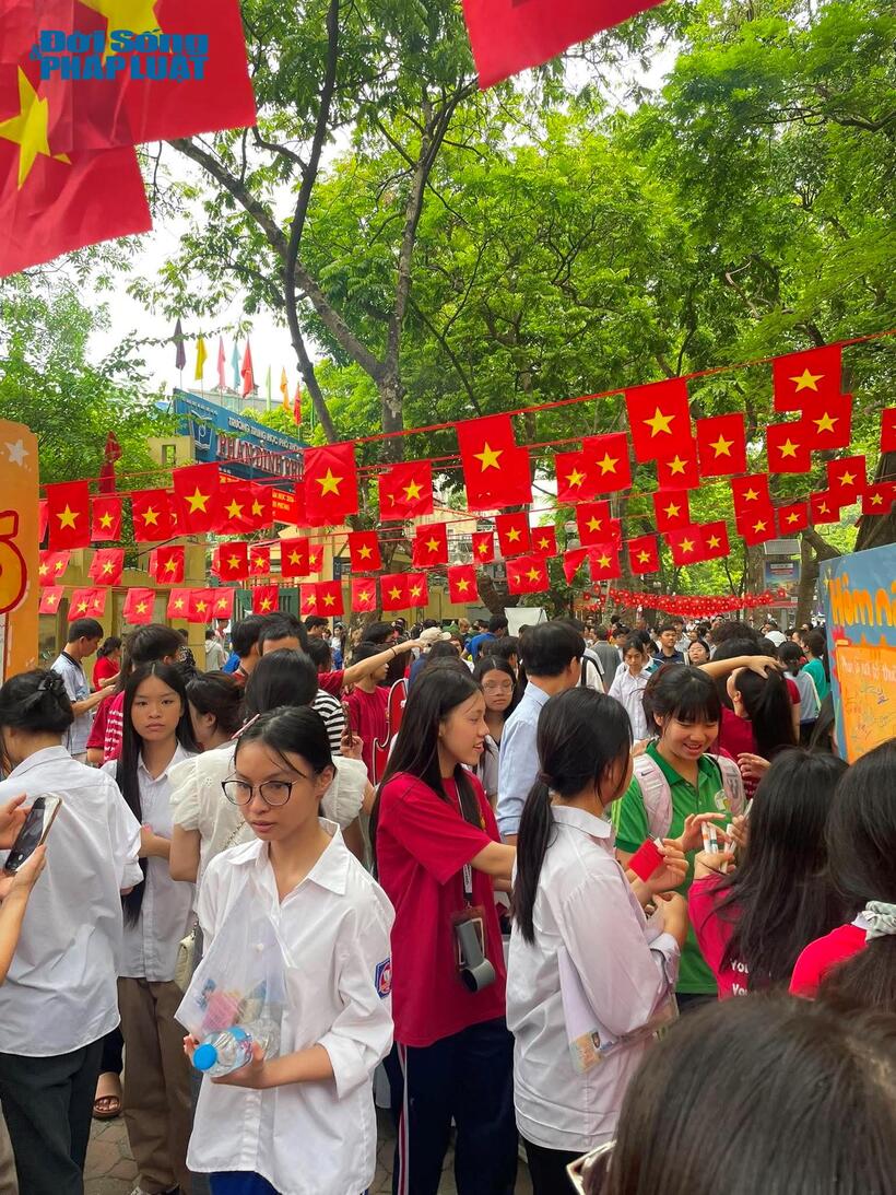 Thí sinh đến làm thủ tục tại điểm thi trường THPT Phan Đình Phùng, Hà Nội.