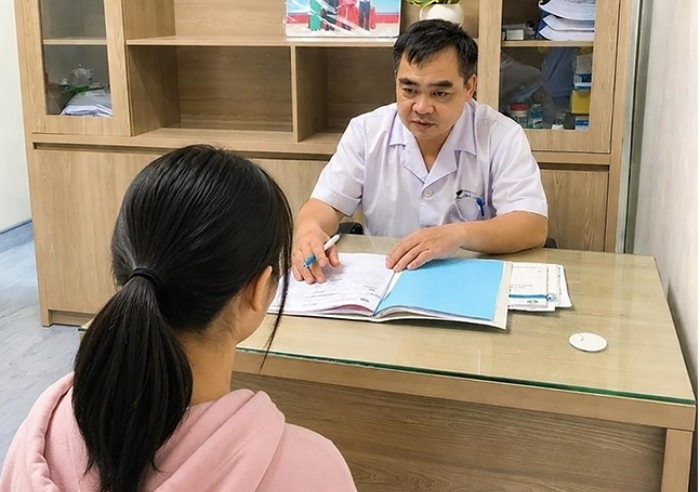 PGS.TS Ngô Anh Vinh tư vấn tâm lý cho một trẻ rối loạn lo âu.