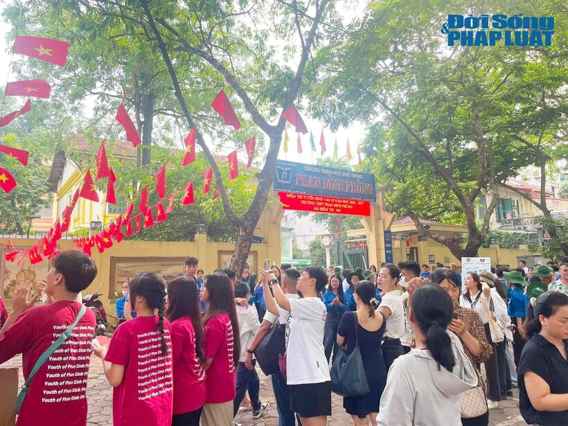 Các thí sinh tại điểm thi THPT Phan Đình Phùng.