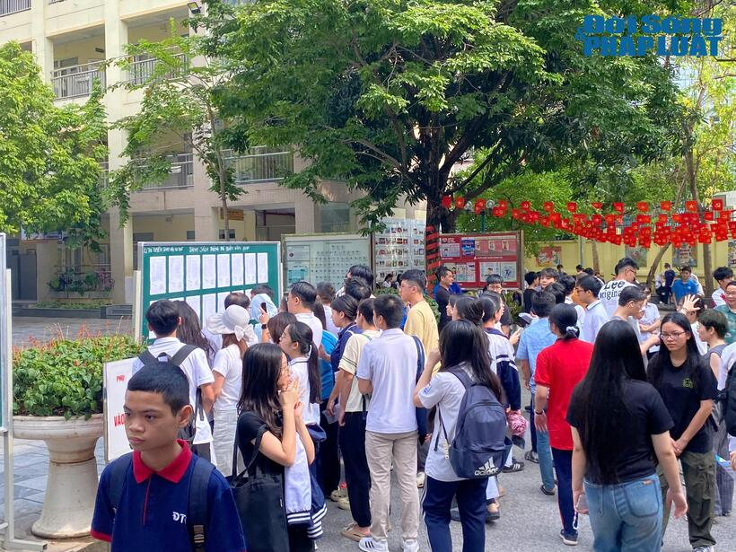 Thí sinh đến làm thủ tục thi vào lớp 10 tại Hà Nội sáng 29/5.