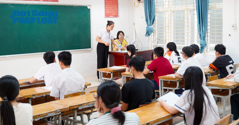 Các thí sinh làm thủ tục dự Kỳ thi tuyển sinh lớp 10 THPT Hà Nội.