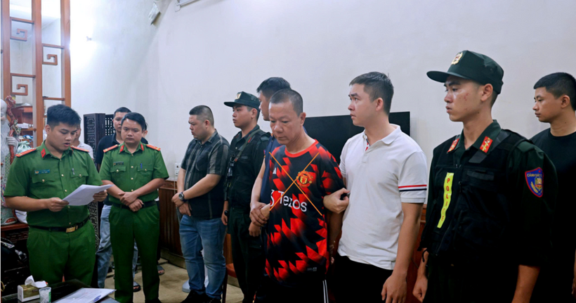 Lực lượng chức năng thi hành Lệnh bắt bị can để tạm giam đối với Nguyễn Kỳ Dũng.