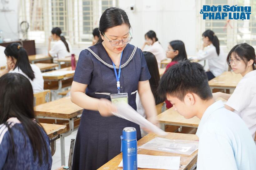 Giám thị thi hướng dẫn thủ tục, quy chế cho thí sinh