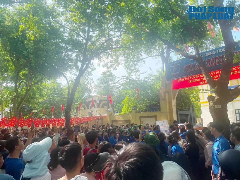 Biển người chờ đón thí sinh hoàn thành môn thi Tiếng Anh vào lớp 10