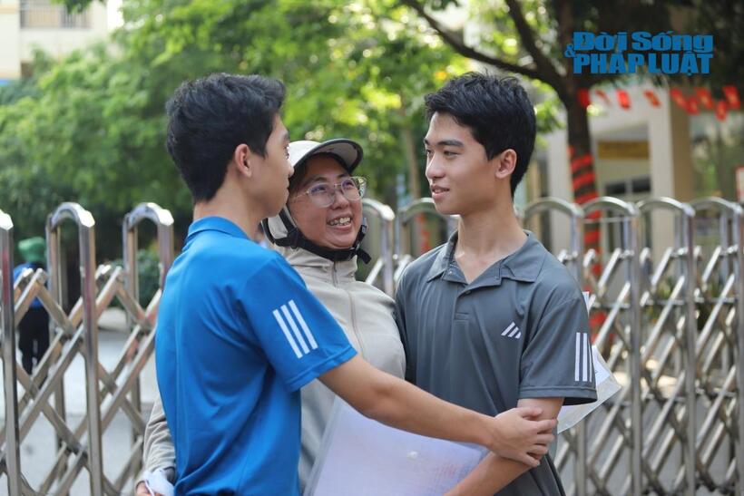 Chị Ngân nhẹ nhõm khi hai con thi xong môn thứ 2