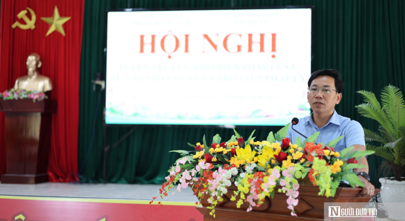 Ông Trần Thế Cẩm, Phó Chủ tịch Thường trực Hội Luật gia thành phố Đà Nẵng, phổ biến các nội dung trọng tâm của Luật Hòa giải ở cơ sở.