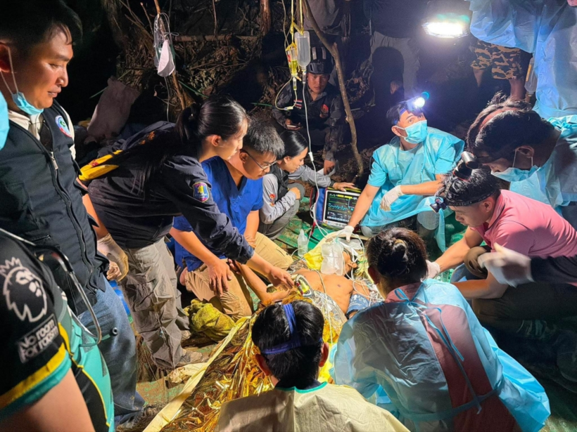 Lực lượng cứu nạn chăm sóc người đầu tiên được giải cứu khỏi hang ngập nước ở Lào. (Ảnh: Đội tình nguyện cứu nạn nhân dân Lào)