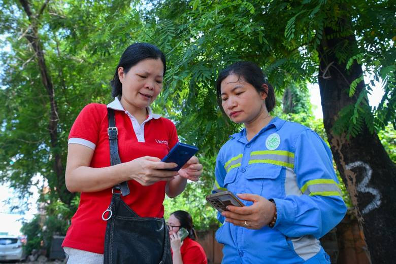 Người dân được nhà mạng hỗ trợ cập nhật và xác thực thông tin thuê bao. Ảnh: Dân Trí