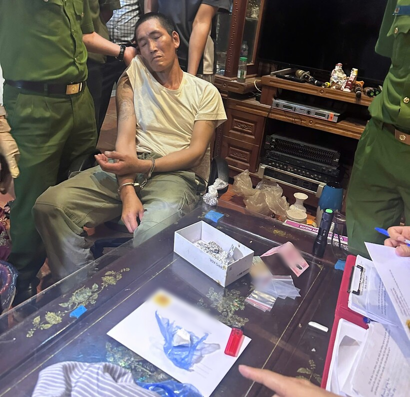 Đối tượng Lê Đức Thịnh cùng tang vật. Ảnh Công an tỉnh Lào Cai.