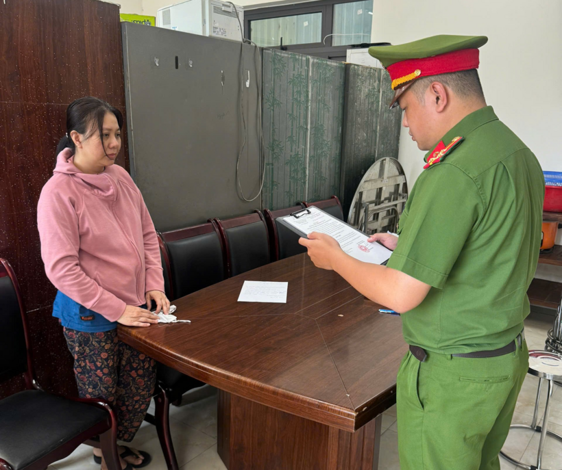 Cơ quan CSĐT Công an TP Đà Nẵng tống đạt các quyết định đối với Đinh Thị Hạnh