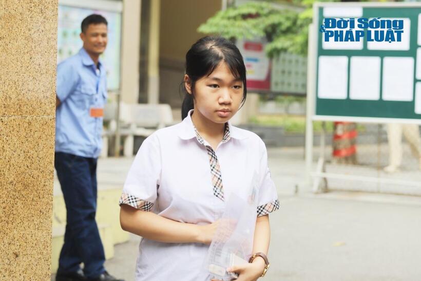 Em Trần Nguyễn Khánh Hà (học sinh trường Lômônôxôp) là 1 trong 2 thí sinh ra khỏi phòng thi đầu tiên tại điểm thi trường THCS Dịch Vọng Hậu