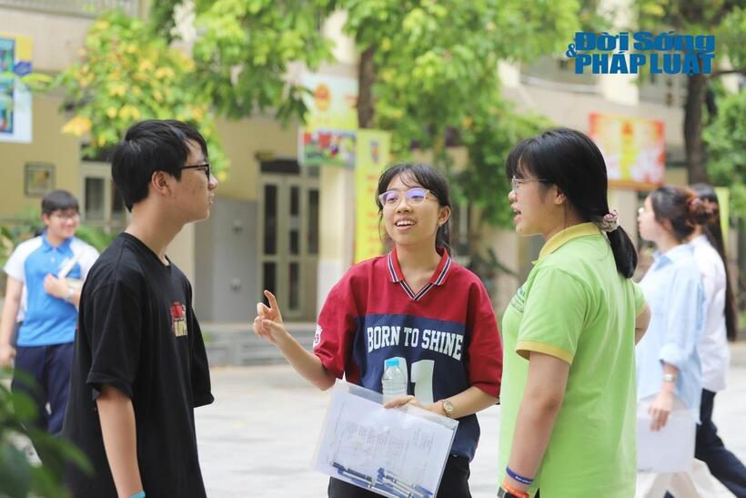 Nhóm bạn Chu Đăng Hiệp và Nguyễn Minh Thắng bàn luận về đề sau khi bước khỏi phòng thi